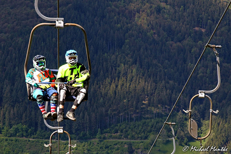 Hasenhorn Rodelbahn Todtnau - Mountainbiker auf Sessellift