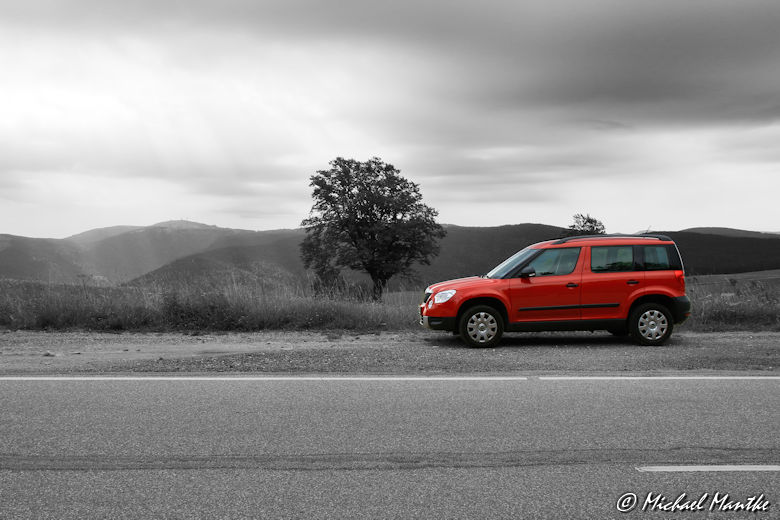 Fotojuwel rotes Auto und Baum auf dem Schauinsland