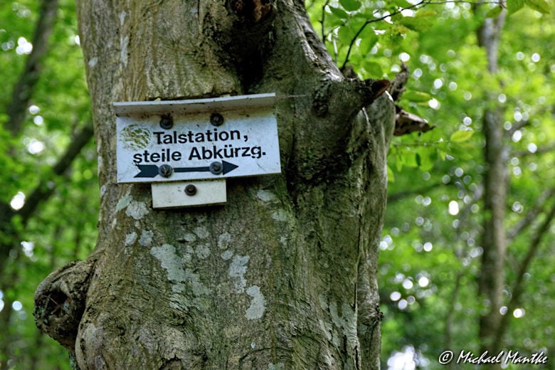 Schild steile Abkürzung