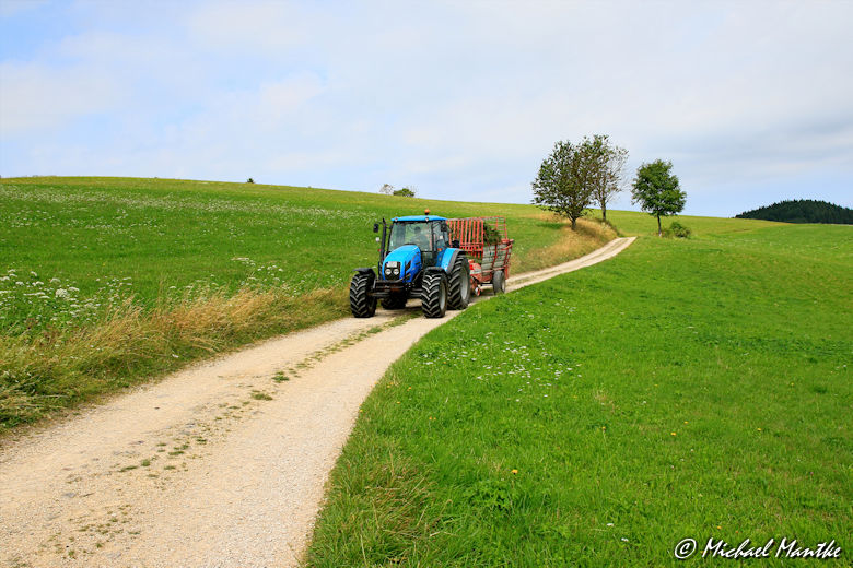 Blauer Traktor auf dem Wanderweg nach Horben