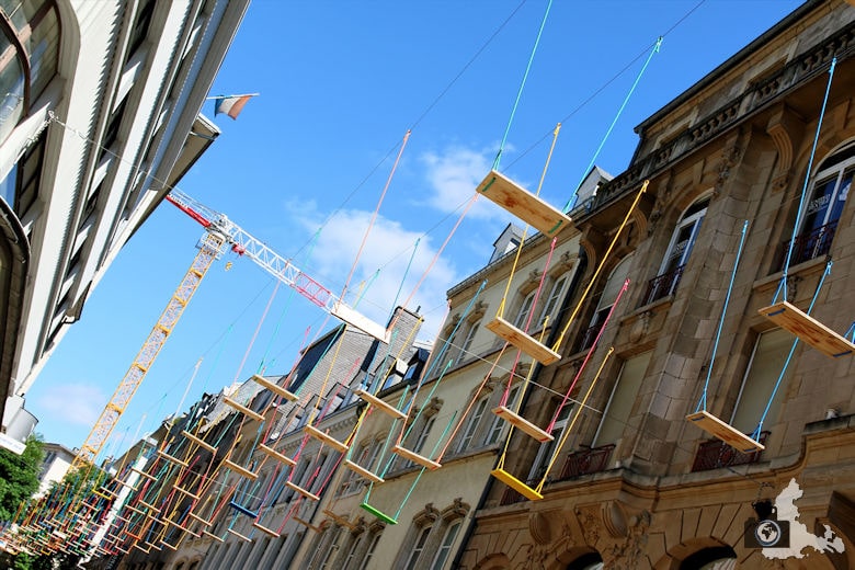 Luxemburg bunte Schaukeln über der Rue Phillippe II