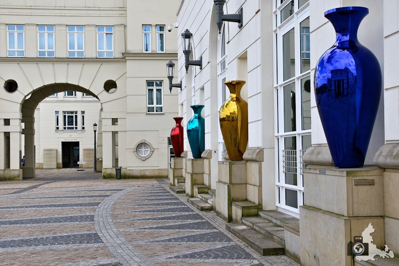 Luxemburg Gerichtsviertel mit Justizpalast und bunten Vasen