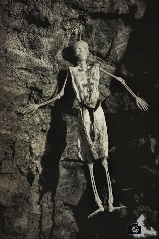 hochburg-ruine-skelett-tunnel