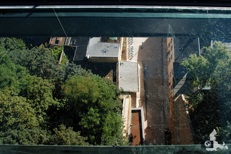 Blick in 60 m Tiefe durch den Glasboden