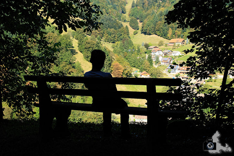 Rundwanderweg Münstertal - Bank mit Ausblick im Schatten