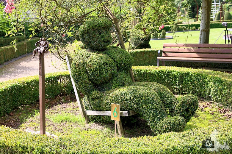 Pamela Anderson im Skulpturengarten in Durbuy in den Ardennen