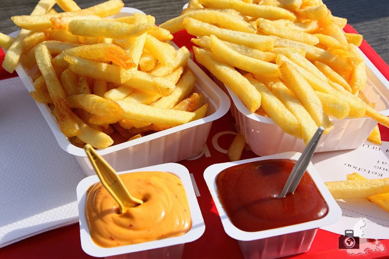 Belgische Pommes in der Friterie 1900 in Brügge in Belgien