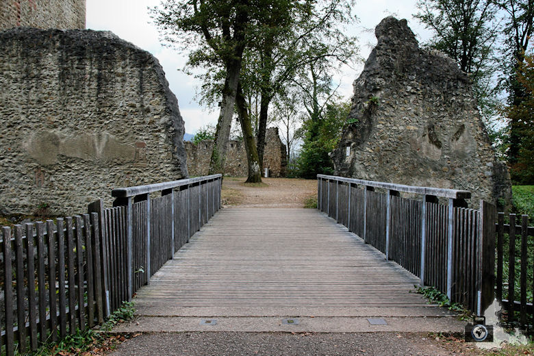 Eingang zur Kastelburg Ruine bei Waldkirch