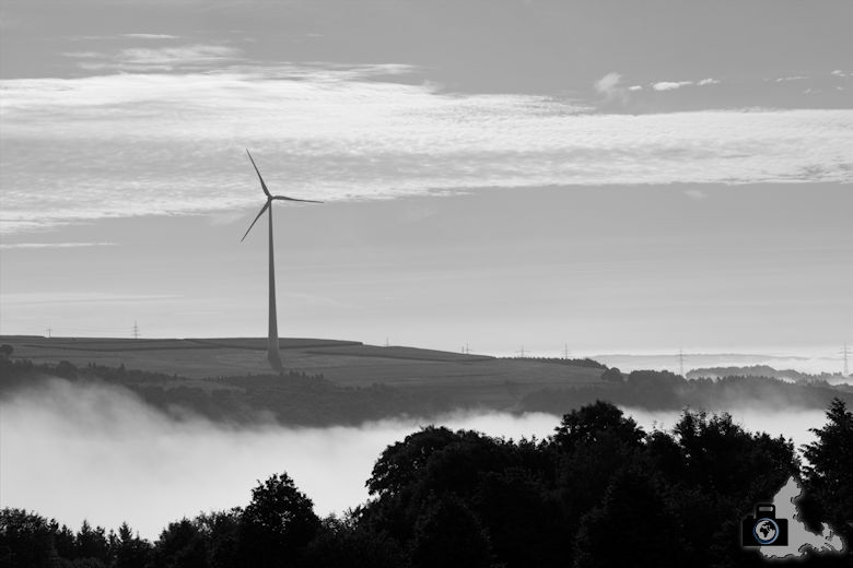 Windräder bei Bourscheid unter Wolken und Nebel
