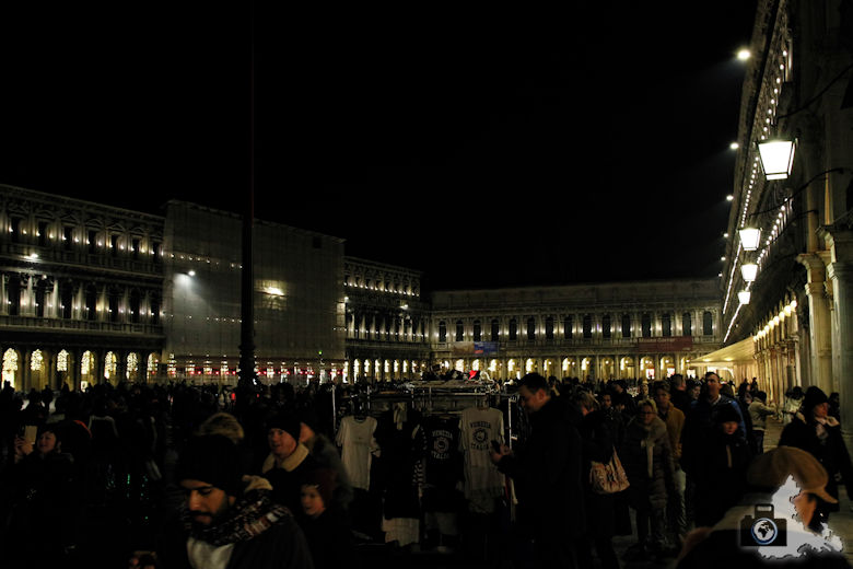 Markusplatz in Venedig bei Nacht