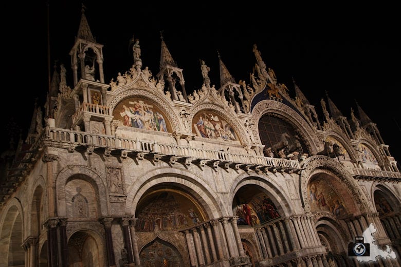 Markusplatz in Venedig bei Nacht