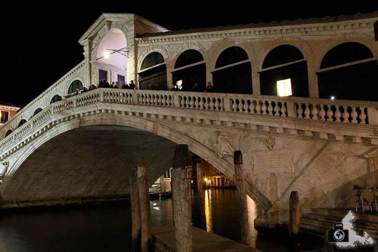 Rialtobrücke in Venedig bei Nacht