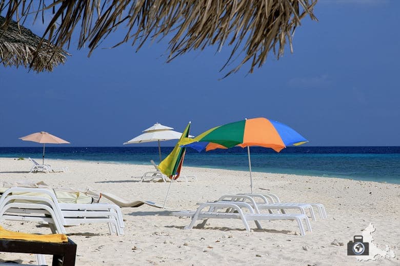 Sonnenschirme am Strand von Ukulhas, Malediven