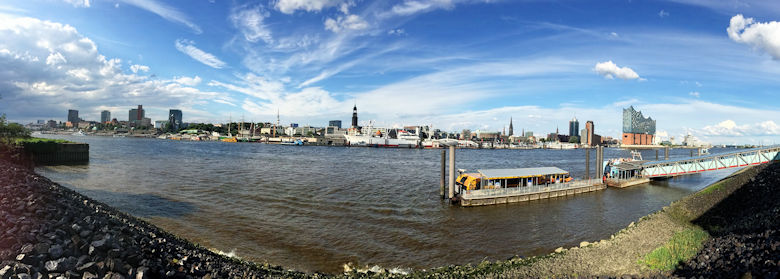 Panorama von Hamburg am Elbufer