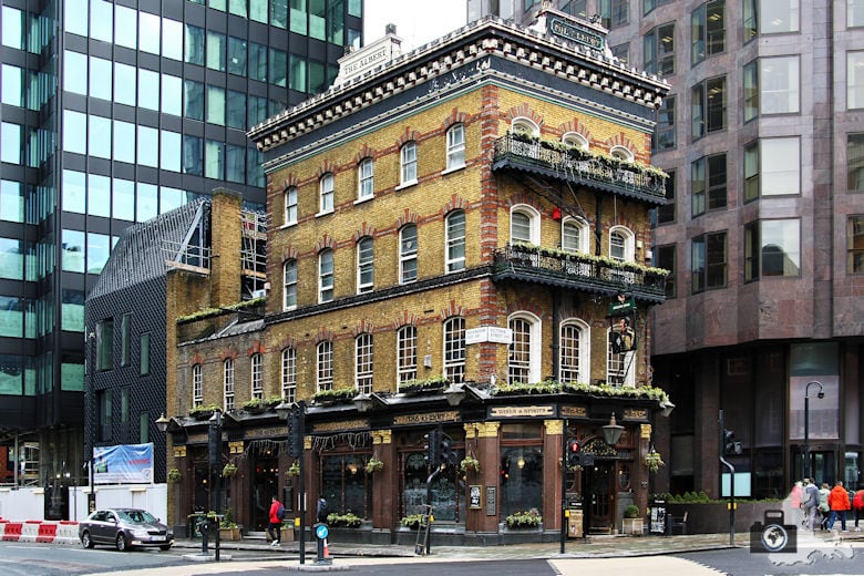 Alter Haus inmitten moderner Hochhäuser in London
