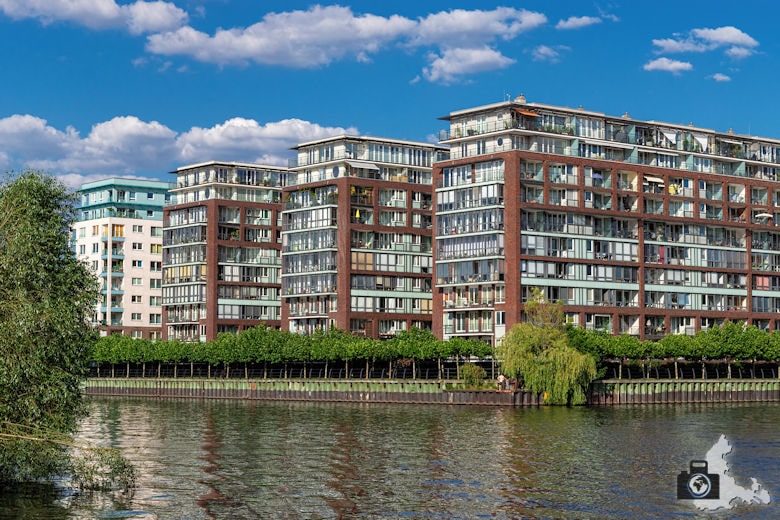 Brückenfahrt Berlin - Wohnhäuser