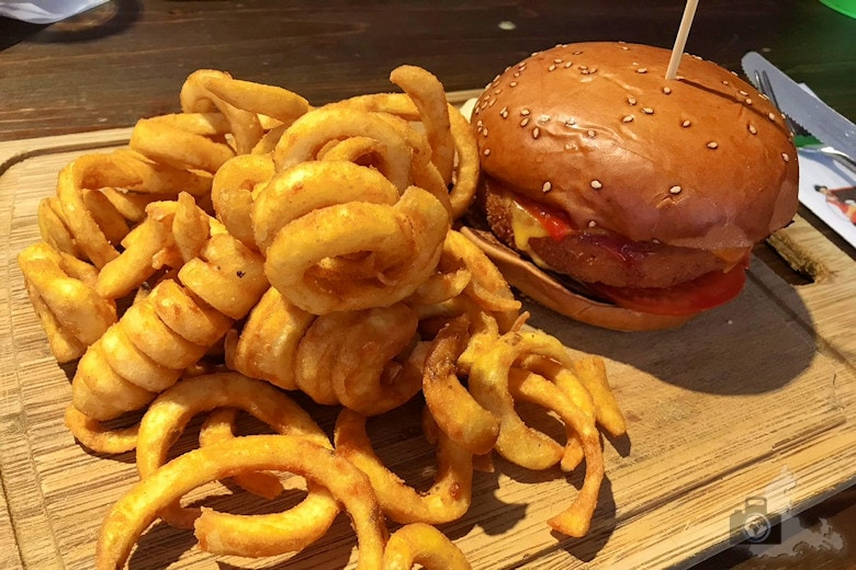 Burger essen in der Maria Bar