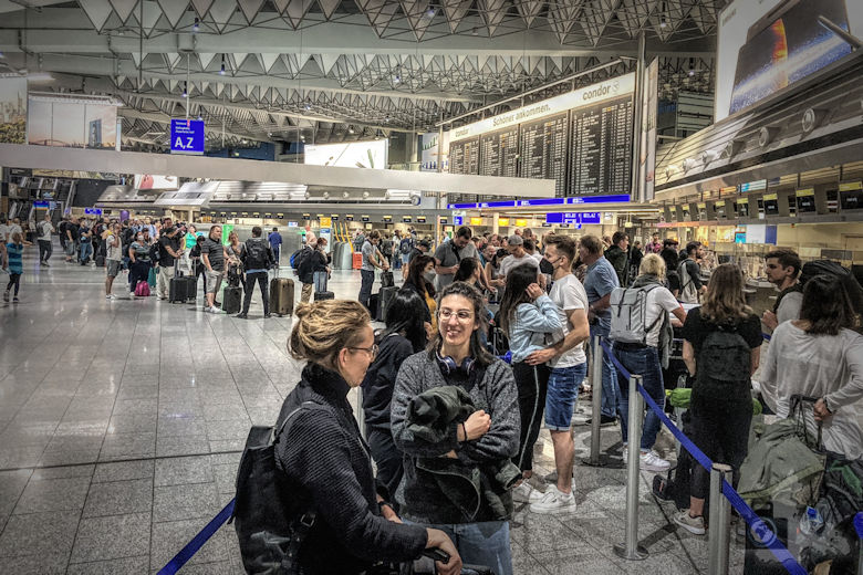 warteschlange-flughafen-frankfurt