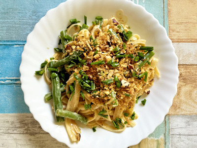 Bandnudeln mit Miso-Zwiebel-Sauce, Bohnen und Haselnusstopping